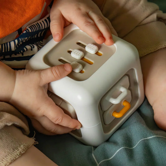 The Montessori busy cube: 6 skills your toddler builds without realizing it
